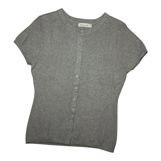 Gemstoresg heather grey short sleeve button-down knit top with a crew neckline and slim-fit silhouette.